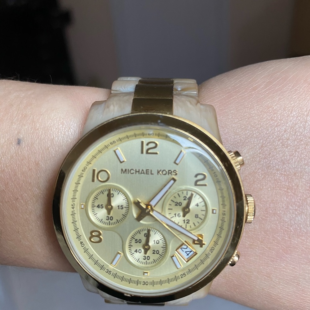 ✨ Michael Kors Gold Watch✨